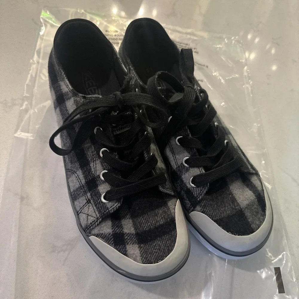Keen Elsa III plaid wool sneakers Shoes Size 8.5 Medium Black Gray